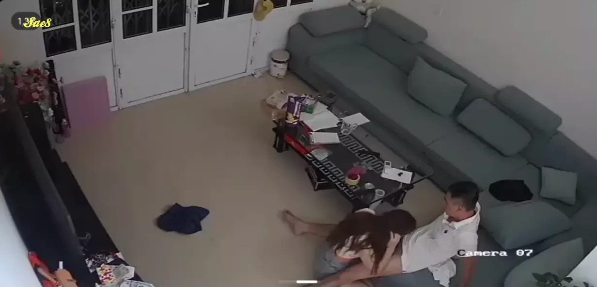 房东色老头偷拍年轻夫妻干柴烈火沙发上激情爱爱